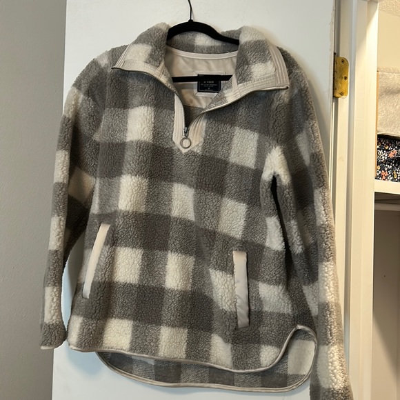 Sweaters - Abercrombie and Finch fleece pullover